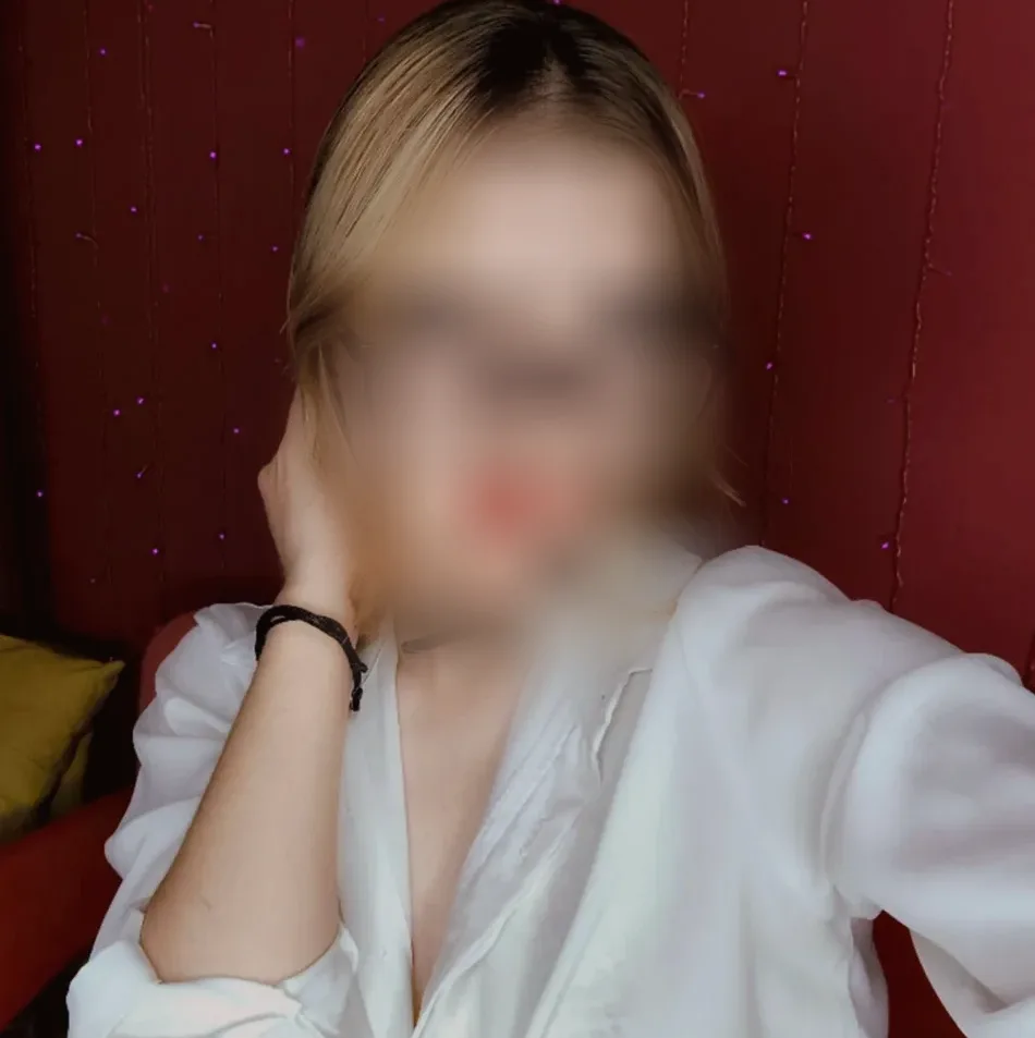 Emina, 22